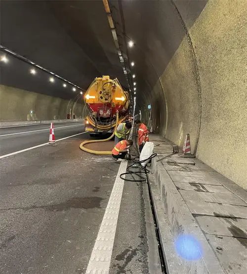 西藏隧道排水渠清淤